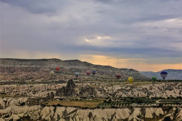 Świt Nad Kapadocją Chmurne Niebo Jest Zaznaczone Pomarańczowo Kolorowe Balony — Zdjęcie stockowe