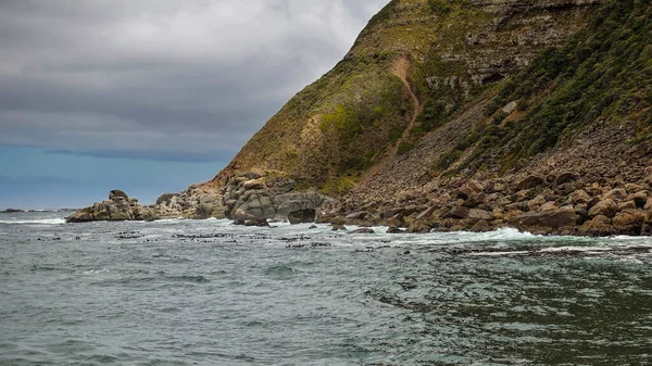 Ein Felsen Der Küste Des Atlantiks Die Hänge Sind Spärlich — Stockfoto