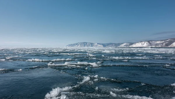 Início Primavera Uma Deriva Gelo Começa Lago Rachaduras Neve Derretida — Fotografia de Stock