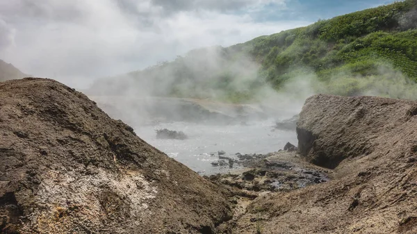 Het Water Hete Bron Kookt Stoom Stijgt Lucht Groene Berghellingen — Stockfoto