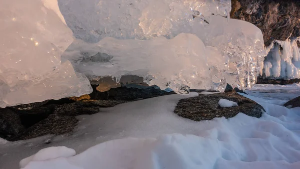 Vorfrühling Eiszapfen Schmelzen Den Sonnenstrahlen Das Glänzende Eis Wird Rosa — Stockfoto