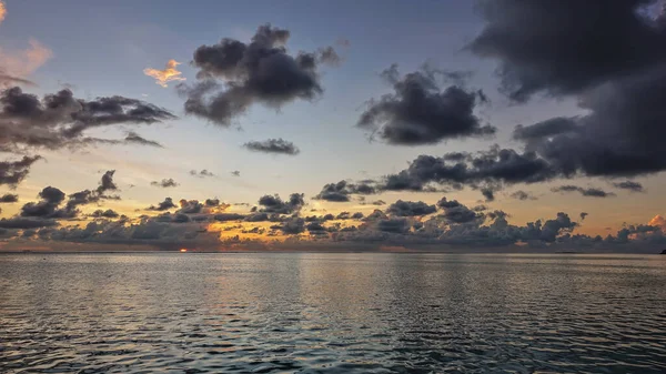 Una Puesta Sol Brillante Sobre Océano Nubes Púrpuras Cielo Azul — Foto de Stock