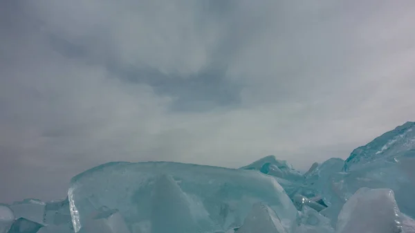 一块闪闪发亮的绿松石冰块在天空中发出嗡嗡声 阳光照射在边缘上 复制空间 右下角 贝加尔湖 — 图库照片