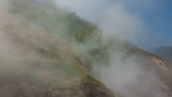 Una Ladera Montañosa Valle Los Géiseres Kamchatka Suelo Vegetación Verde — Foto de Stock