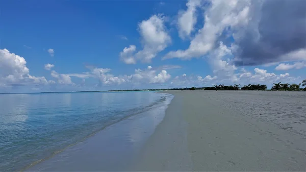 Fotspår Syns Den Breda Sandstranden Akvamarinhavet Lugnt Det Finns Vita — Stockfoto