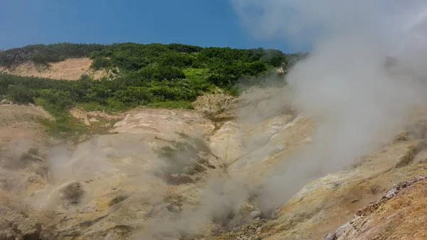 Gleba Wzgórzu Pokryta Jest Złożami Siarki Para Dym Wznoszą Się — Zdjęcie stockowe