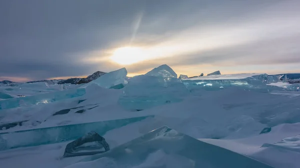 Bloque Hummoc Hielo Turquesa Lago Congelado Sol Poniente Cielo Nublado — Foto de Stock