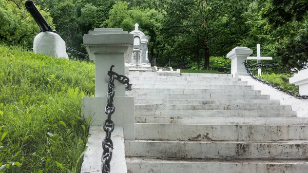 White Stone Staircase Rises Hill Park Metal Chains Suspended Sides — Stock Photo, Image