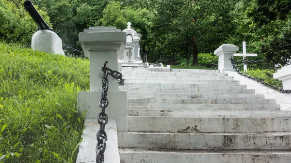 Een Witte Stenen Trap Stijgt Naar Heuvel Het Park Metalen — Stockfoto