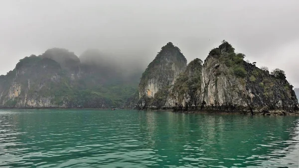 Fantazyjne Wyspy Chowają Się Mgle Stromych Skalistych Zboczach Jest Zielona — Zdjęcie stockowe