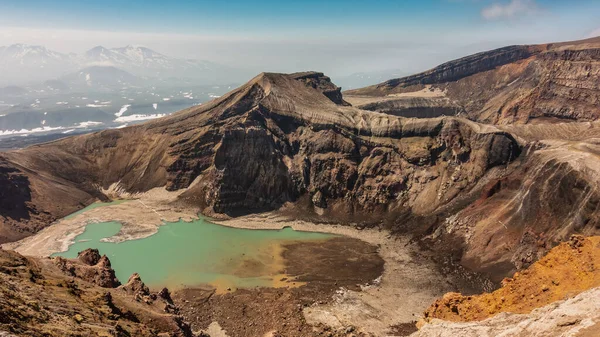 Incrível Lago Ácido Turquesa Cratera Vulcão Altas Encostas Íngremes Neve Imagens Royalty-Free