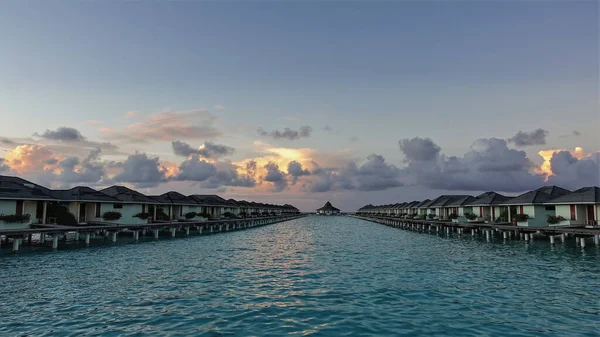 Deux Rangées Villas Eau Étendent Sur Océan Aquamarin Ondulations Éblouissement — Photo