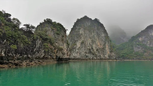 Острова Крутыми Склонами Зеленой Растительностью Скрываются Тумане Изумрудная Вода Залива — стоковое фото
