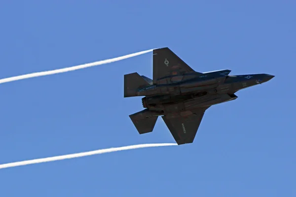Самолния F-35 пересекает Калифорнийское небо — стоковое фото