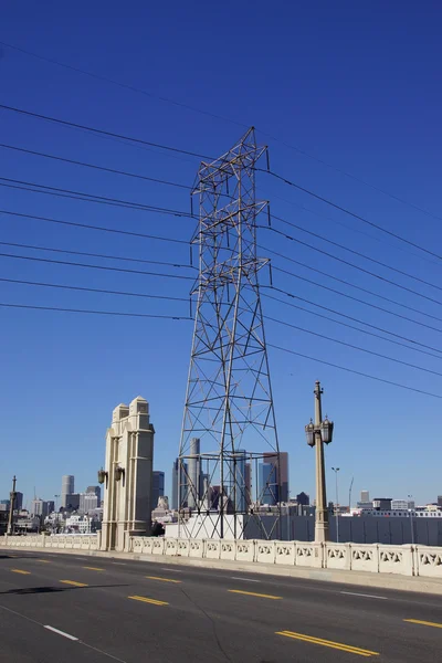 Torre de energía eléctrica en el puente en el centro de Los Ángeles, California — Foto de Stock