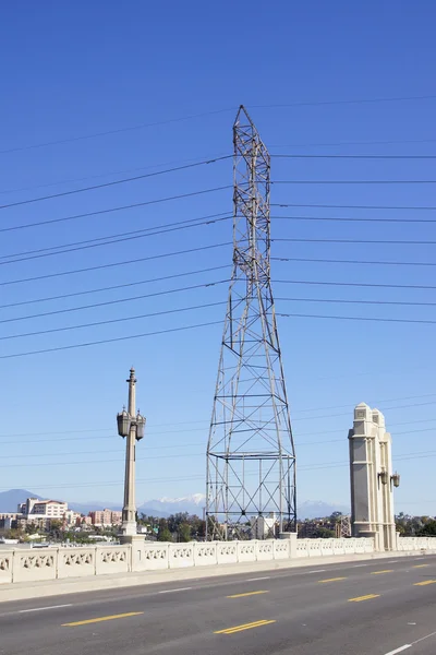 Torre de energía eléctrica en el puente en el centro de Los Ángeles, California — Foto de Stock