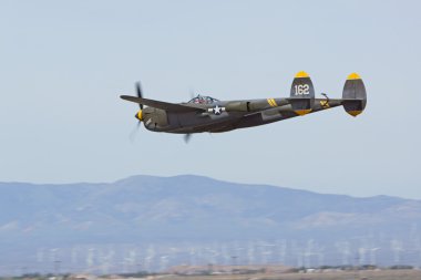 Los Angeles hava Fuarı'nda uçan uçak P-38 yıldırım İkinci Dünya Savaşı savaş