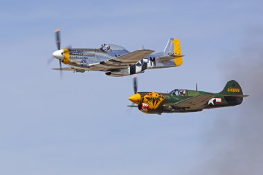 Uçaklar vintage P-51 Mustang ve birlikte hava gösterisi oluşumunda uçan P-40 Warhawk