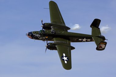 Uçak vintage İkinci Dünya Savaşı B-25 bombardıman uçağı Los Angeles hava Fuarı'nda uçan