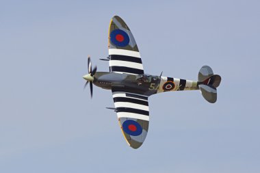 Uçak vintage İkinci Dünya Savaşı İngiltere Spitfire uçağı Los Angeles hava Fuarı'nda uçan