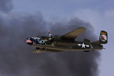 Uçak vintage İkinci Dünya Savaşı B-25 bombardıman uçağı Los Angeles hava Fuarı'nda uçan