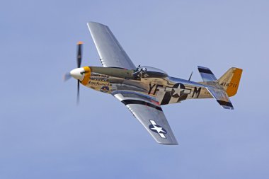 2016 Los Angeles hava Fuarı'nda uçan uçak P-51 Mustang WWII uçak