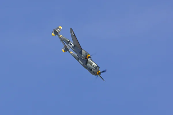 로스 앤젤레스 공기 쇼에서 비행 하는 비행기 P-38 번개 Wwii 전투기 — 스톡 사진