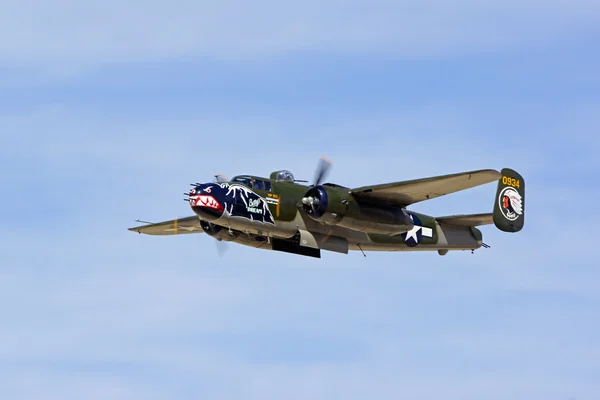 Avión vintage Segunda Guerra Mundial B-25 Bombardero volando en Los Angeles Air Show —  Fotos de Stock