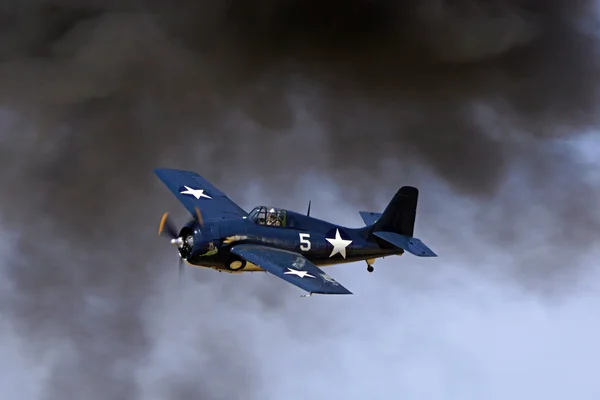 Avión WWII vintage fighter volando en Los Angeles Air Show —  Fotos de Stock