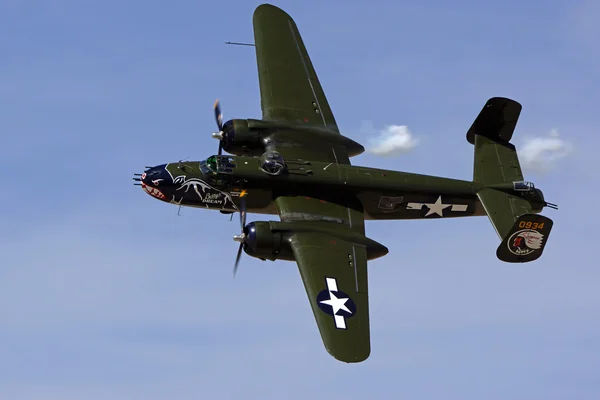 Uçak vintage İkinci Dünya Savaşı B-25 bombardıman uçağı Los Angeles hava Fuarı'nda uçan — Stok fotoğraf