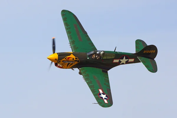 Airplane P-40 Warhawk WWII fighter flying at Los Angeles Air Show — Stock Photo, Image