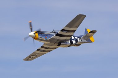 2016 Los Angeles hava Fuarı'nda uçan uçak P-51 Mustang WWII uçak
