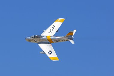 Uçak avcı F-86 Sabre uçan jet air adlı göster