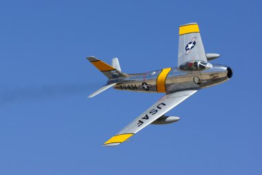 Jet avcı uçağı F-86 Sabre Los Angeles hava Fuarı'nda uçan