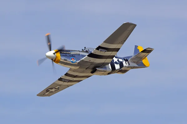 Airplane P-51 Mustang WWII aircraft flying at 2016 Los Angeles Air Show — Stock Photo, Image