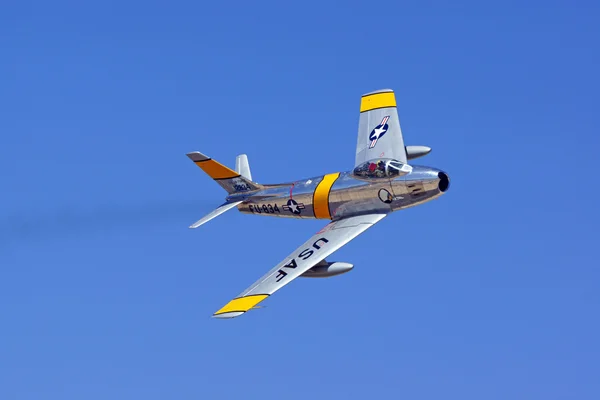 Jet flygplan fighter F-86 Sabre flygande i luften Visa — Stockfoto