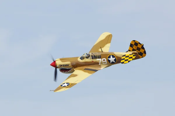 Airplane P-40 Warhawk WWII fighter flying at Los Angeles Air Show — Stock Photo, Image