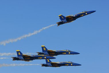 Airplaneblue melekler F-18 Hornet jet hava El Centro Fuarı'nda uçan avcı