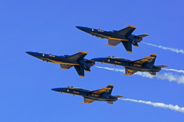Uçak Blue Angels Deniz Kuvvetleri F-18 jet 2016 Los Angeles hava Fuarı'nda uçan avcı