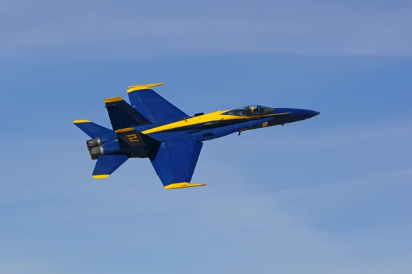 Flygplan Navy Blue Angels F-18 stridsflygplan flyger på 2016 Los Angeles Air Show — Stockfoto