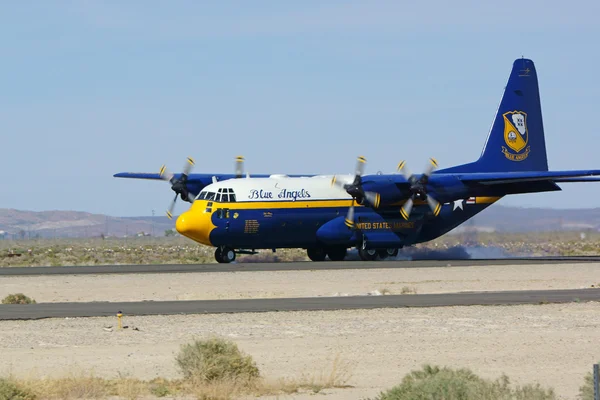 Repülőgép Blue Angels C-130 2016-ban Los Angeles Air Show repülés — Stock Fotó