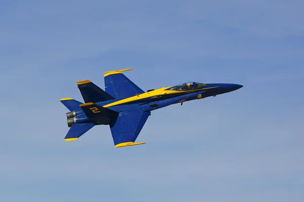 Uçak Blue Angels Deniz Kuvvetleri F-18 jet 2016 Los Angeles hava Fuarı'nda uçan avcı — Stok fotoğraf