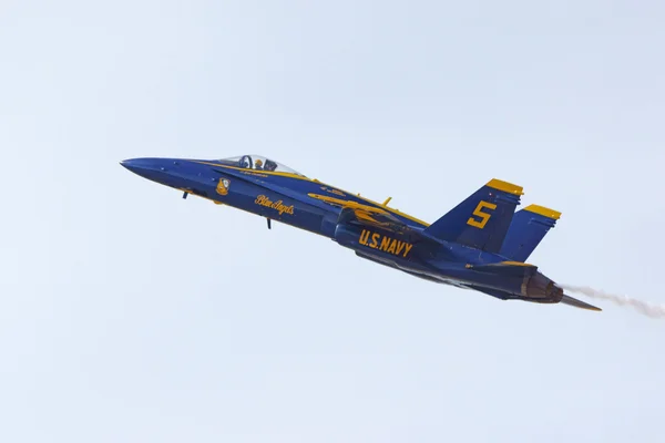 Vliegtuig Blue Angels Navy F-18 straaljager vliegen op 2016 Los Angeles Air Show — Stockfoto