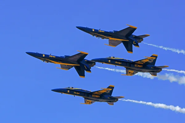 Flygplan Navy Blue Angels F-18 stridsflygplan flyger på 2016 Los Angeles Air Show — Stockfoto