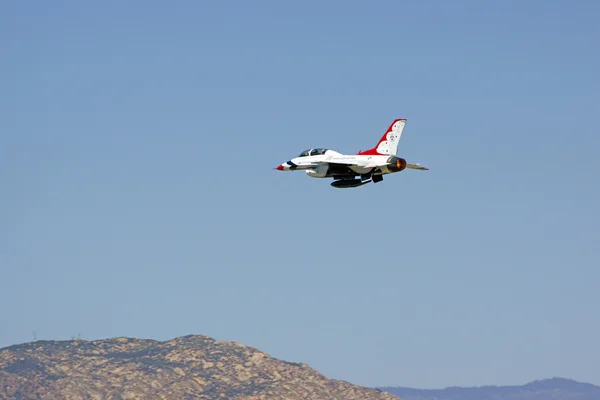 Samolot Thunderbirds F-16 myśliwców odrzutowych — Zdjęcie stockowe