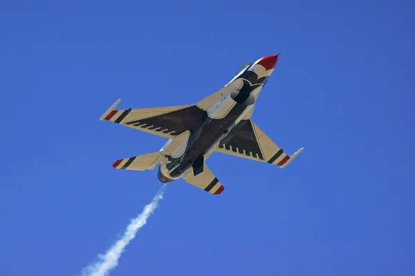 Airplane Thunderbirds F-16 jet fighters — Stock Photo, Image