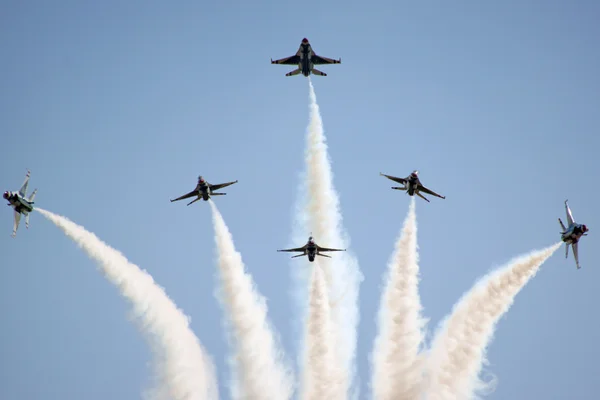 Avião Thunderbirds caças F-16 — Fotografia de Stock