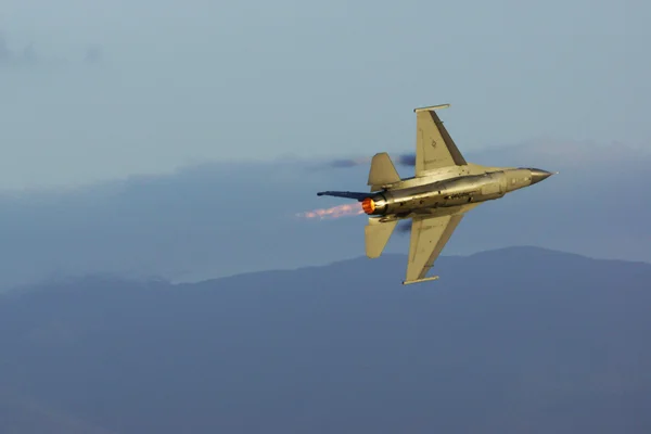 Airplanes F-16 jet fighter at dusk at the 2016 Planes of Fame Air Show in California — Stock Photo, Image