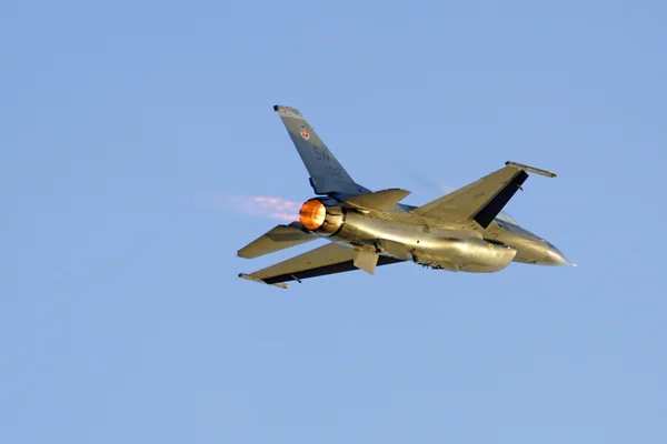 2016 平面の名声航空ショーでカリフォルニアの飛行機 F-16 ジェット戦闘機 — ストック写真