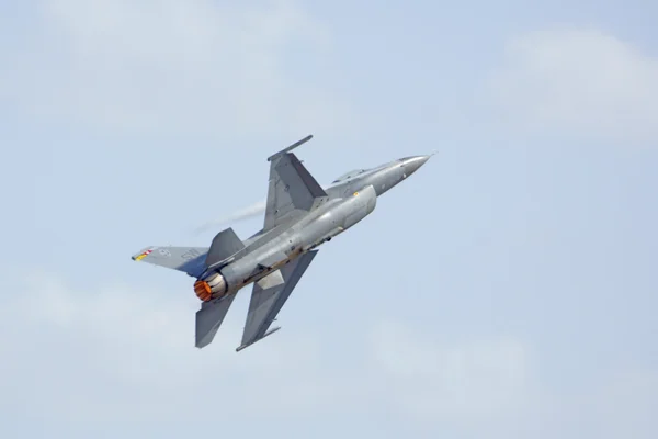 在 2016年飞机的名望航展飞行的飞机 F-16 喷气式战斗机 — 图库照片